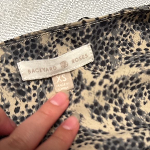 Backyard Roses top - Picture 5 of 6